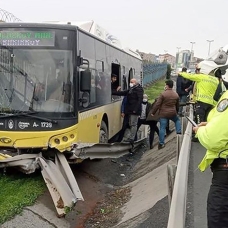 İETT otobüsü kazası! Yolcular camlar kırılarak çıkarıldı