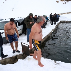 Bitlis'te sıra dışı etkinlik: Dondurucu soğukta yüzdüler
