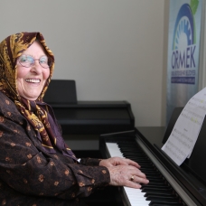 86 yaşında piyano kursuna başladı