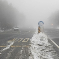 Bolu Dağı'nda hafif kar ve sis etkili oluyor
