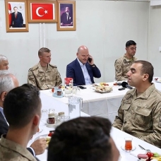 Başkan Erdoğan, Zirvin Tepe Üs Bölgesi'ndeki jandarmaların Ramazan Bayramı'nı kutladı