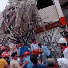 İran'da çöken 10 katlı binada ölü sayısı 11'e yükseldi