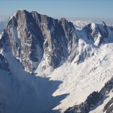 Küresel ısınma nedeniyle Alpler'in karla kaplı görüntüsü yeşile döndü
