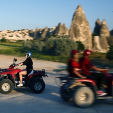 Kapadokya'da gün batımında ATV safari