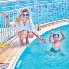 Oğluna yüzme dersi