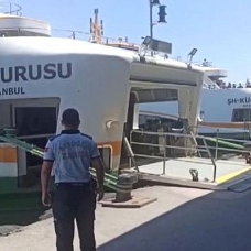 Şehir hatları vapuru Karaköy iskelesine çarptı: 3 yaralı