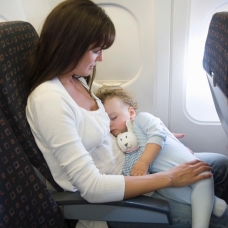 Bebekler uçakta hava basıncına karşı emzikle uçmalı