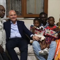 İçişleri Bakanı Soylu'dan Senegalli aileye ziyaret