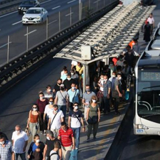 İstanbul'daki metrobüs arızası seferlerde aksamaya neden oldu