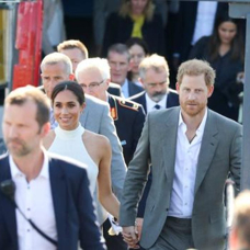 Prens Harry ile eşi Meghan Markle, Düsseldorf'ta ilgiyle karşılandı