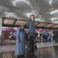 Dünyanın en uzun boylu kadınının hayali gerçek oldu: İlk kez uçağa bindi