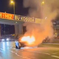 Beyoğlu'nda seyir halindeki otomobil alev alev yandı