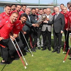 TFF Başkanı Büyükekşi, dünya şampiyonu Ampute Futbol Milli Takımı'yla buluştu