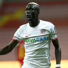 Antalyaspor'da sakatlık geçiren Ndao 5 ay sahalardan uzak kalacak