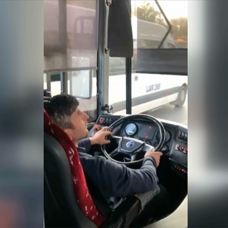 İETT otobüsünün sürücüsü darbettiği yolcuyu araçtan indirdi