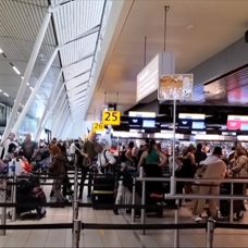 Amsterdam Schiphol Havalimanı'nda yetersiz personel nedeniyle yoğunluk ve düzensizlik sürüyor