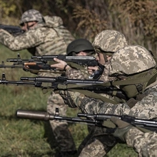 Ukrayna ordusundaki gönüllü askerler yoğun savaş eğitiminden geçiyor