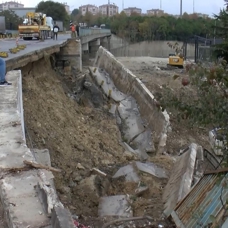 Bakırköy'de istinat duvarı çöktü: E-5 bağlantı yolu trafiğe kapandı