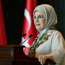 Emine Erdoğan: Büyüklerin en önemli ödevi, çocuklara duyarlı politikalar üretmek