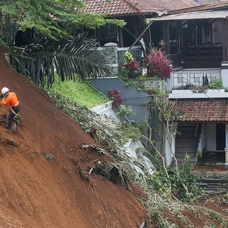 Endonezya'daki depremde hayatını kaybedenlerin sayısı 310'a yükseldi