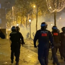 Portekiz'e karşı zaferlerini kutlayan Fas taraftarlarına Fransız polisinden müdahale