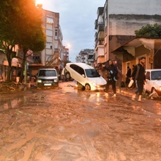 Bakan Çavuşoğlu: Antalya'da sel sırasında kalp krizi geçiren 1 kişi hayatını kaybetti