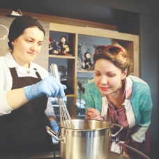 Yerleşik yabancılar, tarhana çorbası yapmayı öğreniyor