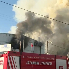 Sultangazi'de fabrikada çıkan yangına müdahale ediliyor