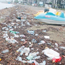 Marmaris sahillerinde çöp yığınları oluştu