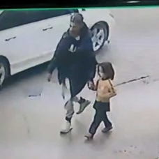 4 yaşındaki kız çocuğu sokak ortasında kaçırıldı! Kentte alarma geçildi