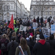 Londra'da yüzlerce kişi hükümetin sağlık politikasını protesto etti