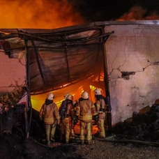 Çatalca'da bir fabrikada çıkan ve yandaki fabrikaya da sıçrayan yangın söndürüldü