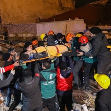 Diyarbakır'da buruk sevinç: 20 saat sonra 2 kişi enkazdan çıkarıldı