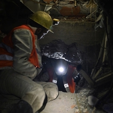 Madenciler, deprem enkazlarında 'domuz damı' yöntemiyle ilerliyor