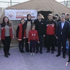 Bakan Kasapoğlu ile Baykar Yönetim Kurulu Başkanı Bayraktar, depremzedeleri ziyaret etti