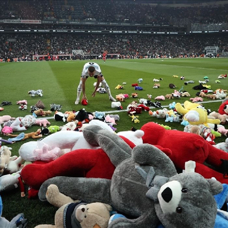 Beşiktaş taraftarı, depremzede çocuklar için sahayı oyuncaklarla donattı
