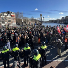 Amsterdam'da konut sıkıntısı ve yüksek kiralar protesto edildi