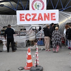 Türk Eczacıları Birliği depremzedelerin ilaca erişimi için 10 ilde 26 sahra eczanesi kurdu