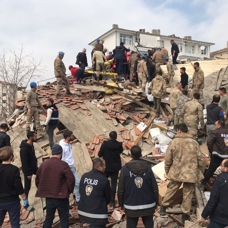 Gaziantep'teki bazı evler depremle sokağa doğru yaklaşık 2 metre kaydı