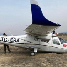 Motoru arızalanan eğitim uçağı zorunlu iniş yaptı: 2 yaralı