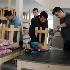Fethiye'de öğretmen ve öğrenciler depremzedeler için masa ve tabure üretiyor
