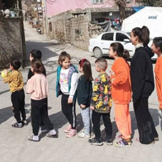 Kırşehir'den giden gönüllü öğretmenler depremzede çocuklara destek oluyor