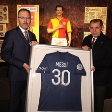 Messi'nin imzalı formasını depremzedeler için Galatasaray Kulübü'ne bağışladı