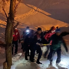 Çığ düşmesi sonucu yaralanan dağcılar bölgeden tahliye edildi