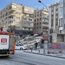 Şanlıurfa'da 6 katlı bina yıkıldı! 