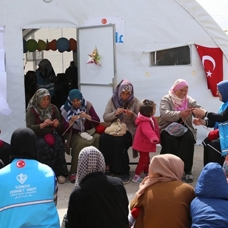 TDV, Adıyaman'daki depremzede kadınlar için örgü atölyesi kurdu