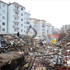 Malatya'da ağır hasarlı binaların yıkım işlemleri sürüyor