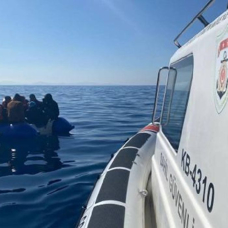 İzmir açıklarında 154 göçmen yakalandı