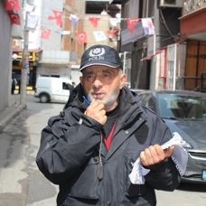 İzmir'in gönüllü polisi Sinan Amca