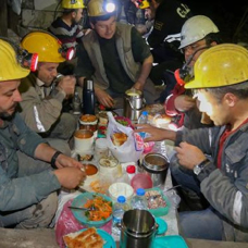 Yerin 300 metre altındaki madenciler ilk iftarını yaptı
